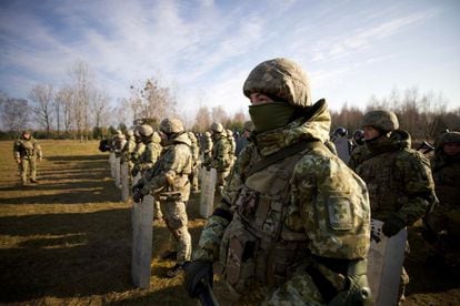 Members of the Ukrainian border guard carry out maneuvers on the border with Belarus, in the Volyn region, on November 11.