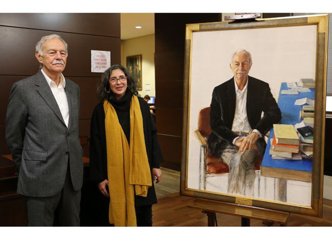 El escritor Eduardo Mendoza en el ingreso de su retrato en la BNE, como premio Cervantes, en presencia de la retratista Leticia Feduchi.