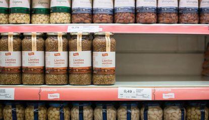 Los estantes donde deberían estar las conservas sospechosas están vacíos desde que Salud Pública ordenó su retirada de los supermercados