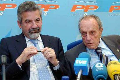Palmou (izqda.) recibe de Fraga su respaldo para seguir al frente de la secretaría general del PP gallego.