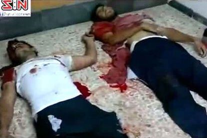 <b>¿CUÁNTOS MUERTOS HAY?</b> En la foto aparecen los cadáveres de dos hombres fallecidos a finales del pasado julio a causa de los enfrentamientos con las tropas de seguridad sirias en la ciudad de Hama. Según activistas de derechos humanos, en Hama ha habido varias decenas de víctimas.