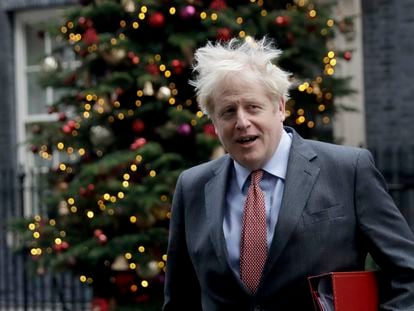 Boris Johnson sale de Downing Street este martes