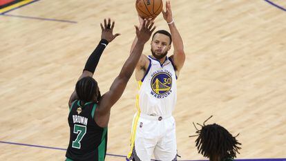 Stephen Curry lanza un triple ante Jaylen Brown durante las finales de la NBA de la temporada 2021-22.