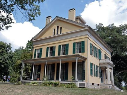 La casa-museo de Emily Dickinson en Amherst, Massachusetts. Abajo, un sello dedicado a la poeta estadounidense.