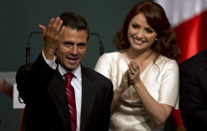 Enrique Pe&ntilde;a Nieto, acompa&ntilde;ado por su esposa, saluda a sus seguidores en la sede del PRI el domingo por la noche.