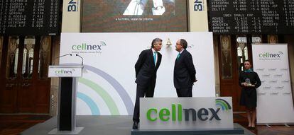 Imagen de la salida a Bolsa de Cellnex, con el presidente de Cellnex, Francisco Reyn&eacute;s (izquierda), y el consejero delegado, Tob&iacute;as Mart&iacute;nez