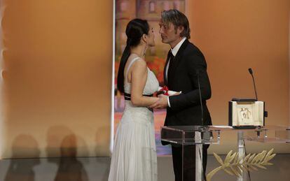 El ganador del premio al mejor actor, Mads Mikkelsen, por 'The Hunt', con la actriz Gong-Li.