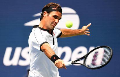 Federer devuelve la pelota durante el partido contra Goffin.