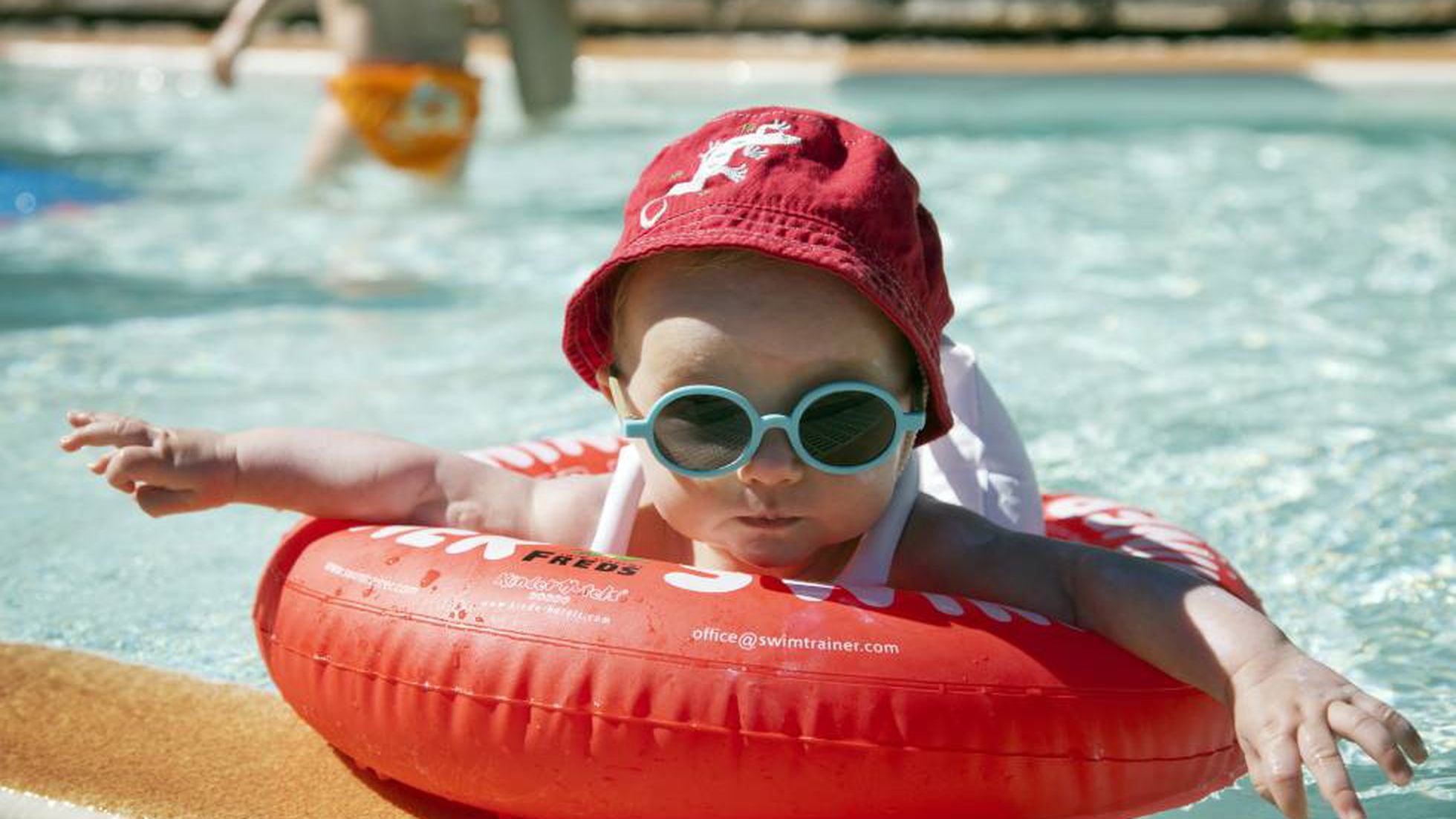 Seis productos para los primeros baños del bebé en la piscina | Escaparate:  compras y ofertas | EL PAÍS