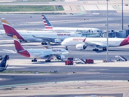 Varios aviones en el aeropuerto Adolfo Suárez de Madrid.