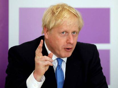 El primer ministro británico, Boris Johnson, durante un encuentro con policías en Londres, este miércoles.