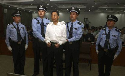 Bo Xilai, exjefe del PCCh en Chongqing, durante el proceso por soborno y corrupci&oacute;n que se celebr&oacute; contra &eacute;l en septiembre pasado. / AP