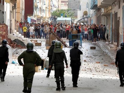 Los manifestantes marroqu&iacute;es tiran piedras contra las fuerzas de seguridad en Imzouren, cerca de Alhucemas.
