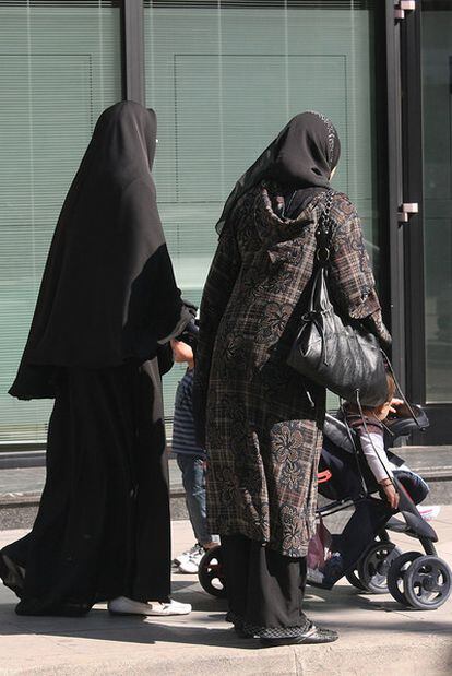 Dos mujeres ataviadas con <i>niqab</i> y <i>hiyab</i> pasean por Lleida.