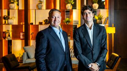 Kyle Mangini (izquierda), responsable de infraestructuras de IFM, y Jaime Siles, director ejecutivo de la gestora en España, en un hotel de Madrid.