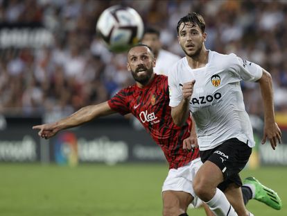 Nico González persigue el balón ante la presencia de Muriqi en el Valencia - Mallorca de la pasada semana.