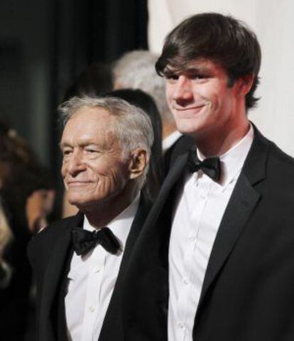 Hugh Hefner y su hijo Cooper.