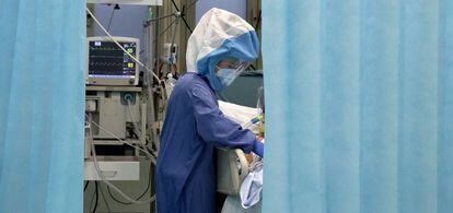 Una enfermera atiende a un paciente de Covid-19 en un hospital de Roma (Italia)