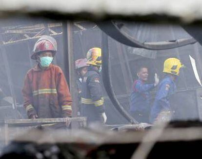 Bomberos en la zona del incendio de una fábrica de fuegos artificiales en Tangerang, en la periferia de Yakarta, Indonesia, jueves 26 de octubre.