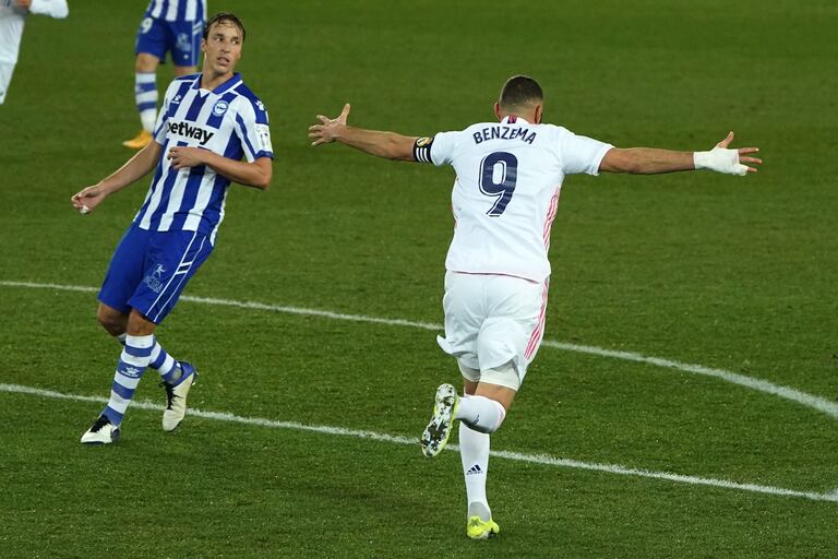 Benzema celebra su segundo gol ante el Alavés este sábado en Mendizorroza.