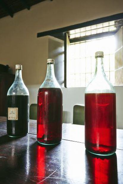 Tres viejas botellas de ron en la antigua vivienda de los condes de Tovar.
