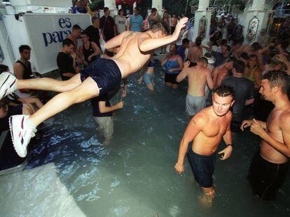Turistes britànics a la piscina d'Es Paradís Club (Sant Antoni, Eivissa), el 2001.