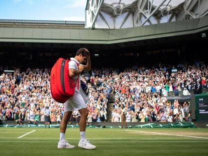 Federer abandona la Centre Court de Wimbledon tras caer contra Hurkacz.