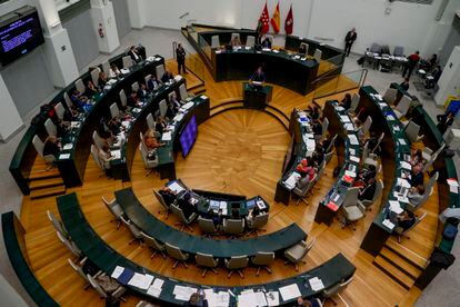 The mayor of Madrid, José Luis Martínez-Almeida (c) speaks during the plenary session held this Friday at Madrid City Hall. 
