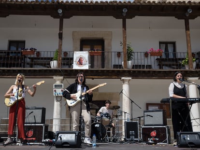 Inauguración del ciclo Sesion Vermú Primavera en Colmenar de Oreja, con la actuación de Aiko El Grupo Foto.