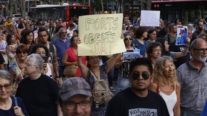 Manifestación contra las políticas migratorias en Barcelona, este lunes.
