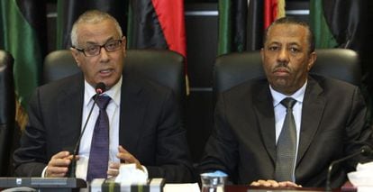 El primer ministro, Ali Zid&aacute;n (i) y el ministro de Defensa, Abdala Al Zani (d) durante una reuni&oacute;n del gobierno en Tr&iacute;poli, en 2013.