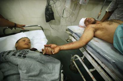 Un padre y un hijo hospitalizados tras los bombardeos israelíes en Gaza.