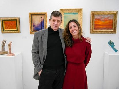 La escultora Isabel Durán y el pintor V.Javier de Ramón delante de sus obras en la exposición conjunta 'La Mujer, la esencia de la naturaleza' en el centro sociocultural Eduardo Chillida en Moratalaz.