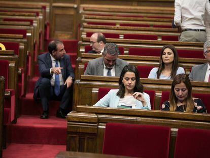 Imagen de archivo de los diputados de Ciudadanos y el PSC, esperando a comenzar un pleno