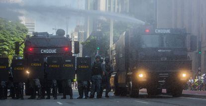 Los antidisturbios, este viernes, en la avenida Paulista de S&acirc;o Paulo.