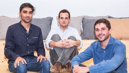 De izquierda a derecha, Suraj Shirvankar, Fernando Benito y Xavier Rosales, fundadores de la empresa Paack.