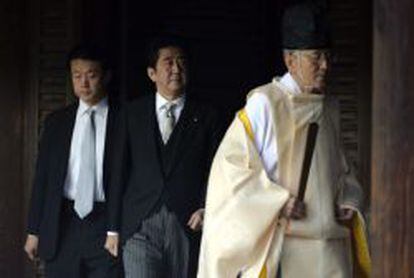 El primer ministro nip&oacute;n, Shinzo Abe (centro), sigue a un sacerdote durante su visita al templo Yasunuki en Tokio (Jap&oacute;n) el ueves 26 de diciembre de 2013. 