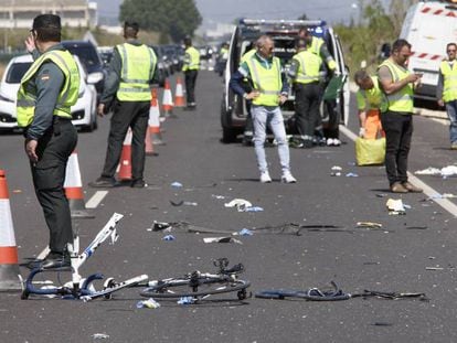 La Guardia Civil y miembros de Emergencias axaminan el lugar del accidente de Oliva