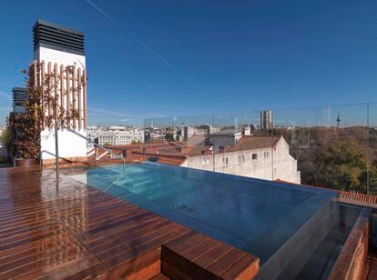 La terraza que corona el ático del edificio cuenta con una superficie de 200 metros cuadrados y una piscina privada.