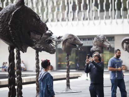 Visitantes se toman fotos junto a las esculturas de Ai Weiwei