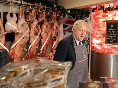 El candidato conservador, Boris Johnson, este jueves en una carnicería de Devon (Reino Unido)