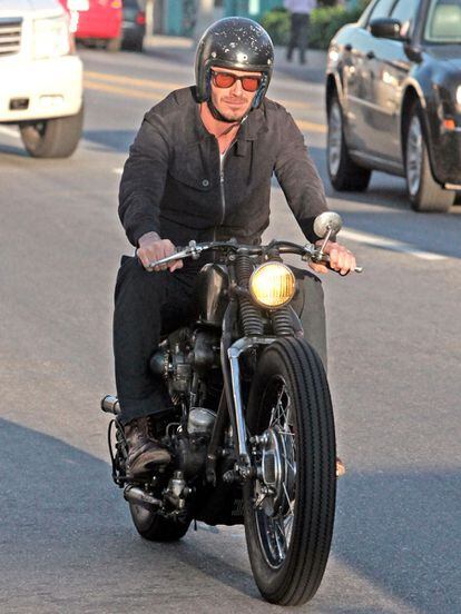 David Beckham disfruta de su moto con un look impecable.