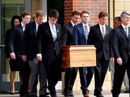 Los familiares y amigos de Otto Warmbier cargan el ataúd en su funeral, en Ohio.