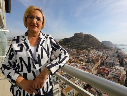La candidata a la alcaldia de Alicante, la socialista Ana Barceló, en el mirador del hotel Gran Sol, con la ciudad y el castillo de Santa Bárbara de fondo.