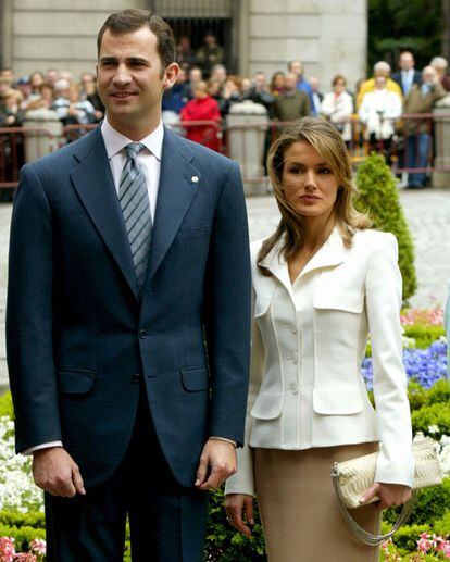 El Príncipe Felipe y Letizia Ortiz posan el 10 de mayo de 2004, unos días antes de su boda.