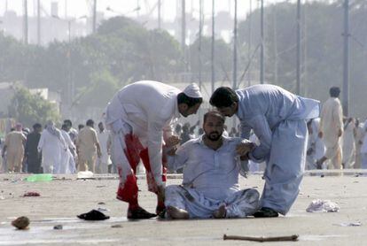 Un manifestante herido es ayudado otros dos participantes en un acto de protesta contra la película que se mofa del profeta Mahoma, presuntamente producida en Estados Unidos, en Karachi, Pakistán.
