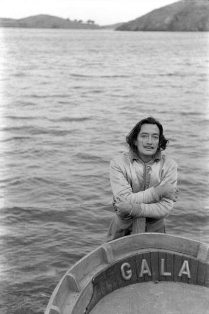 Dalí, fotografiat per Ricard Sans, junt amb la barca de Gala, en Portlligat.