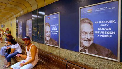 Un cartel del Gobierno húngaro con la imagen de George Soros en Budapest.