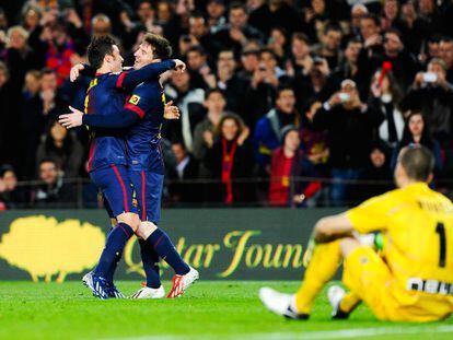 Villa y Messi se abrazan tras un gol del segundo.