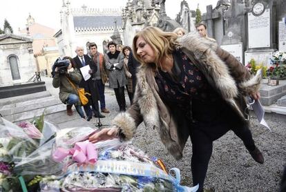 Consuelo Ordóñez deposita un ramo de flores en la tuma donde yace su hermano Gregorio, asesinado por ETA en 1995.